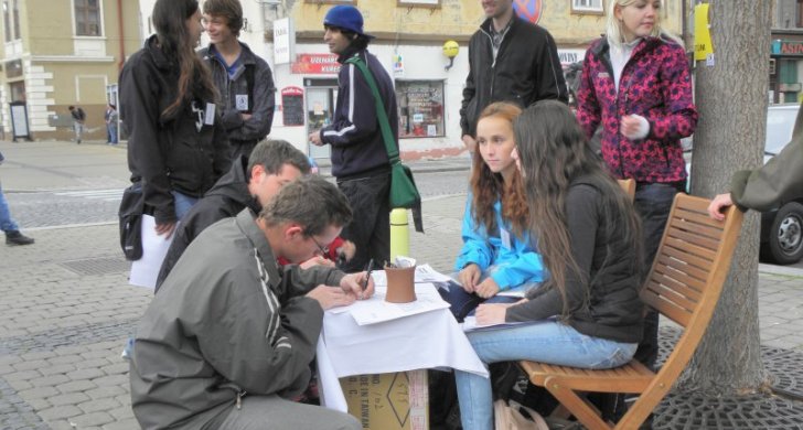 studenti-rozjeli-petici-proti-neonacistum.jpg